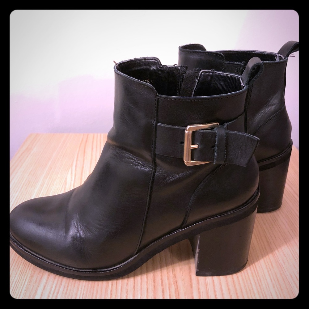 Supercomfortable black block heel ankle boots